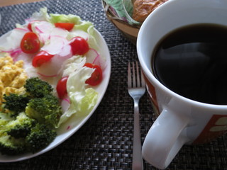 モーニングコーヒーとバランスの取れた洋風の朝ごはん