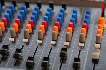 audio mixing console