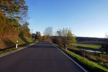 Fototapeta premium Albacher Straße von Reichmannsdorf nach Mühlhausen