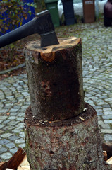 Brennholz mit der Axt spalten
