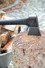 Brennholz mit der Axt spalten