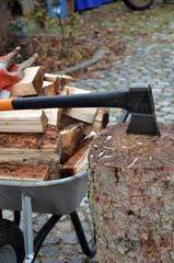 Brennholz mit der Axt spalten