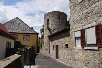 Fototapeta na wymiar Reste Stadtmauer mit Turm in Frickenhausen