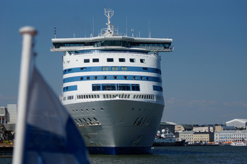 Großes Fährschiff von vorne