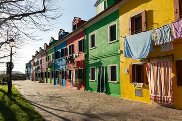 Fototapeta na wymiar colorful houses and laundry in Burano