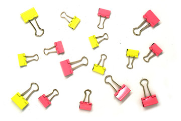Fototapeta na wymiar Scattered paper clips isolated white background - pink yellow pastel color 