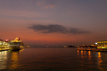 Obraz premium Cruise ship docking at Star Ferry Pier in Victoria Harbour, Hong Kong, China