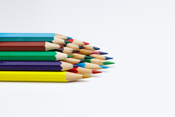 Naklejka premium Buntstifte zur Auswahl übereinander gelegt, gedeckte Farben, isoliert