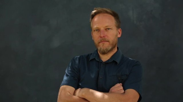 Hombre de mediana edad de pelo rubio mirando a c&aacute;mara en primer plano gesticulando