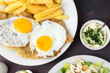 milanesa con huevos fritos