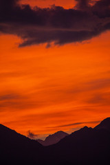 Rosso fuoco nel cielo sulle montagne