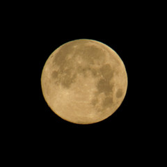 Luna llena de color amarillo
