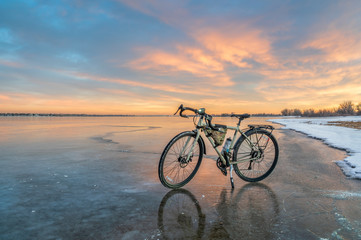 Obraz premium winter biking, touring or commuting