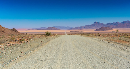 Traumstraße durch unberührte Landschaft entlang der Namib, auf der D 707 unterwegs Richtung Sesriem, Hardap, Namibia