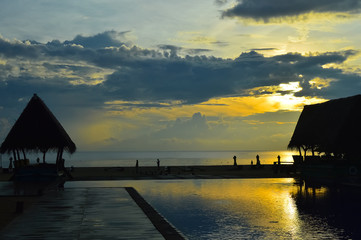Fototapeta premium Golden sunrise beach Pasikuda sri lanka 