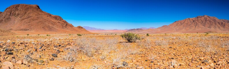 Fahrt entlang der Namib; Blick von der Schotterpiste D 707  auf den Rand der Wüste, Panorama, Region Hardap, Namibia
