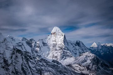 Photo sur Plexiglas Ama Dablam Montagne Ama Dablam, Himalaya. Népal. Ciel bleu et nuages