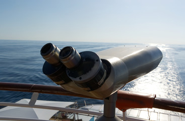 Fernrohr am Heck eines Kreuzfahrtschiffes