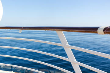Obraz premium Reling auf einem Krezfahrtschiff