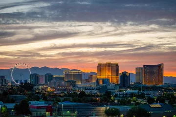 Foto auf Acrylglas Las Vegas USA, Nevada, Clark County, Las Vegas. Ein malerischer Blick auf die berühmte Skyline von Vegas mit Casinos, Hotels und Riesenrad auf dem Strip.