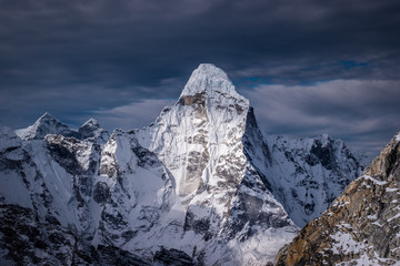 Ama Dablam-berg, Himalaya. Nepal. Blauwe lucht en wolken