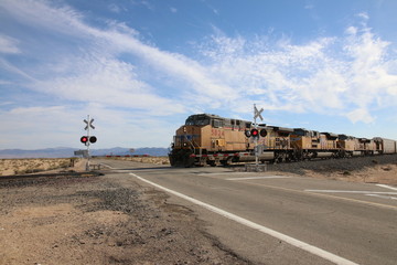 Union Pacific Train fährt durch die Wüste