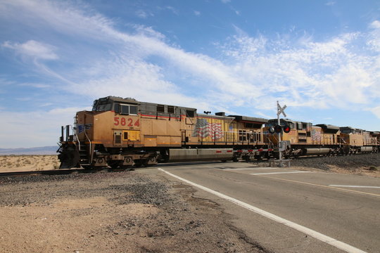 Union Pacific Train fährt durch die Wüste