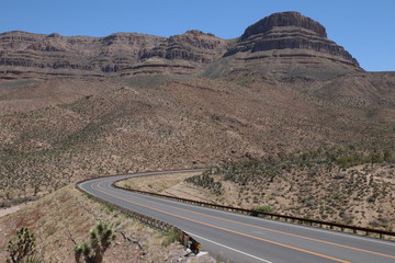 Kurvige Straße in der Wüste von Arizona