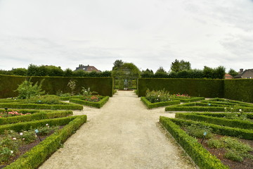 Parcelles triangulaires entour&eacute;es de haies basses &agrave; la roseraie du ch&acirc;teau Coloma &agrave; Sint-Pieter-Leeuw