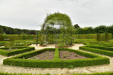 La parcelle circulaire garnie de haies et sa cage de verdure en son centre à la roseraie du domaine Coloma à Sint-Pieter-Leeuw 