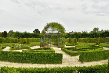 La parcelle circulaire garnie de haies et sa cage de verdure en son centre &agrave; la roseraie du domaine Coloma &agrave; Sint-Pieter-Leeuw 