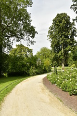 Chemin en gravier fin traversant la végétation luxuriante du domaine Coloma à St-Pieter-Leeuw 