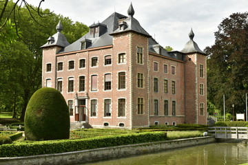 Le château et ses douves de la roseraie Coloma à St-Pieter-Leeuw