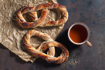 Pretzels with sugar and tea