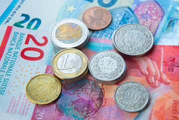 Monete e banconote di Euro e Franchi Svizzeri