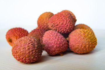 Lychees maturi su un tagliere bianco