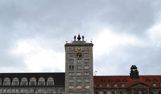 Dachaufbau mit Glockenturm an altem Handelshaus in Leipzig