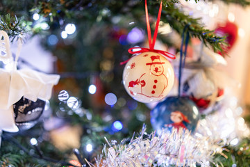 Pallina dell'albero di Natale con Babbo Natale che sorride, pupazzo di neve, invernale e gioioso
