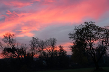 Fototapeta premium Morgendämmerung und Sonnenaufgang in Elsenfeld am Main. Elsenfeld liegt in Franken, Bayern gegenüber von Obernburg.