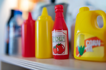 Ketchup in bottiglia con confezione di olio da friggere per paninoteche, bar, ristorazione