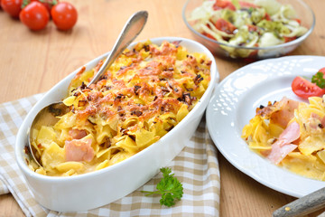 Deftige österreichische Küche: Mit Käse überbackene Schinkenfleckerln mit den typischen...