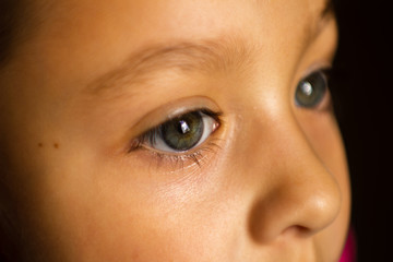 Os olhos azuis brilhantes da menina
