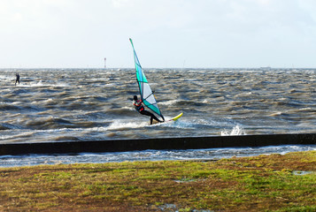 Kitesurfer bei Sturm an der Nordseeküste bei Bremerhaven