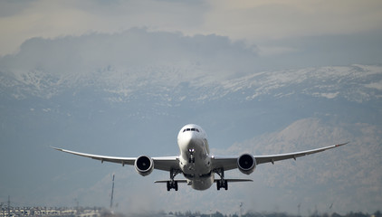 avion despegando desde una pista de despegue