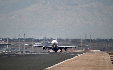 avion despegando de un aeropuerto