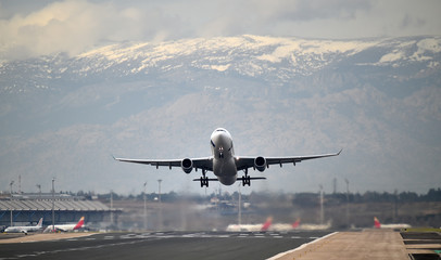 Fototapeta na wymiar avion despegando de un aeropuerto