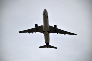 avion en el cielo