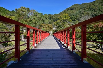 赤い橋のある公園の秋の情景＠耶馬渓、大分