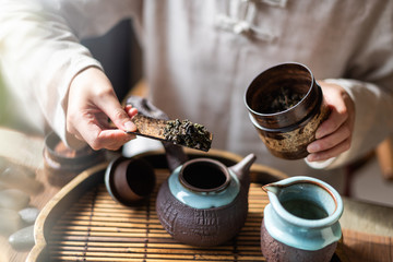 Obraz na płótnie Canvas Chinese pouring tea leaf
