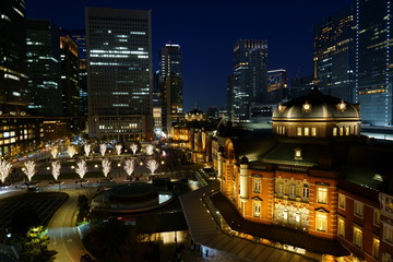 照明された東京駅の広場の夜景